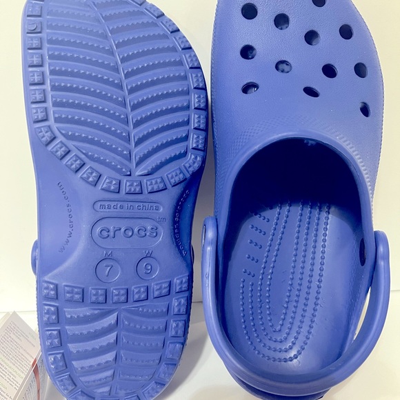 Unisex crocs. Size Men 7 and Size women 9. - Picture 5 of 9